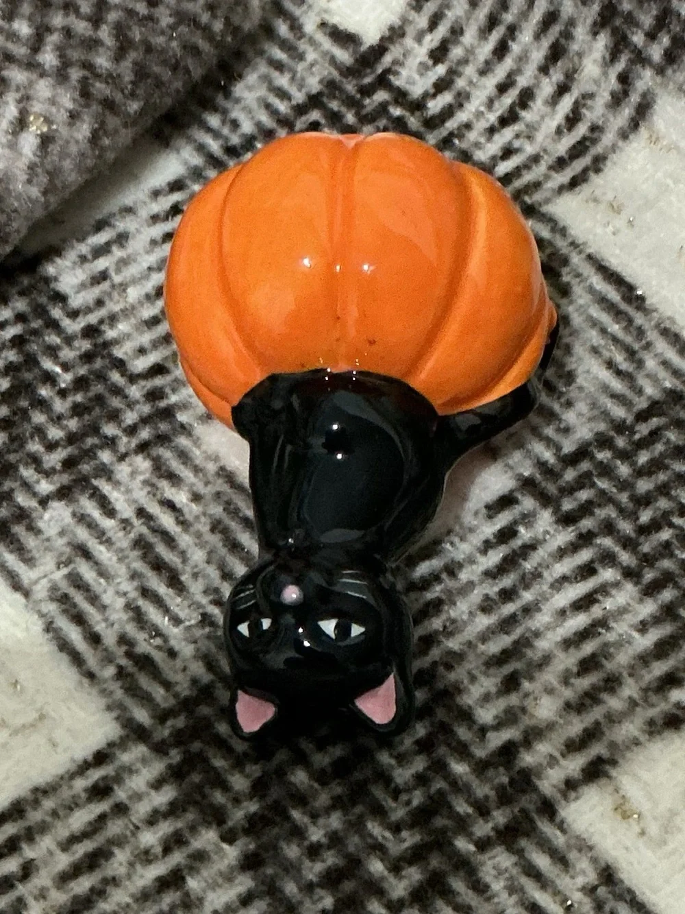 CERAMIC BLACK CAT SALT & PEPPER SHAKER SITTING ON PUMPKIN